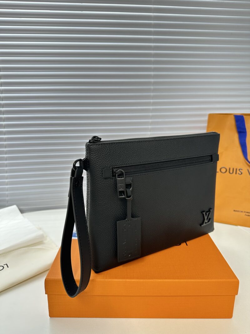 Exclusive real shot of top overseas original order M 69837 all black cowhide with gift box! The all-new LV Aerogram handbag exudes a trendy style with its understated design. The soft and delicate cowhide leather resembles old-fashioned aviation lett...