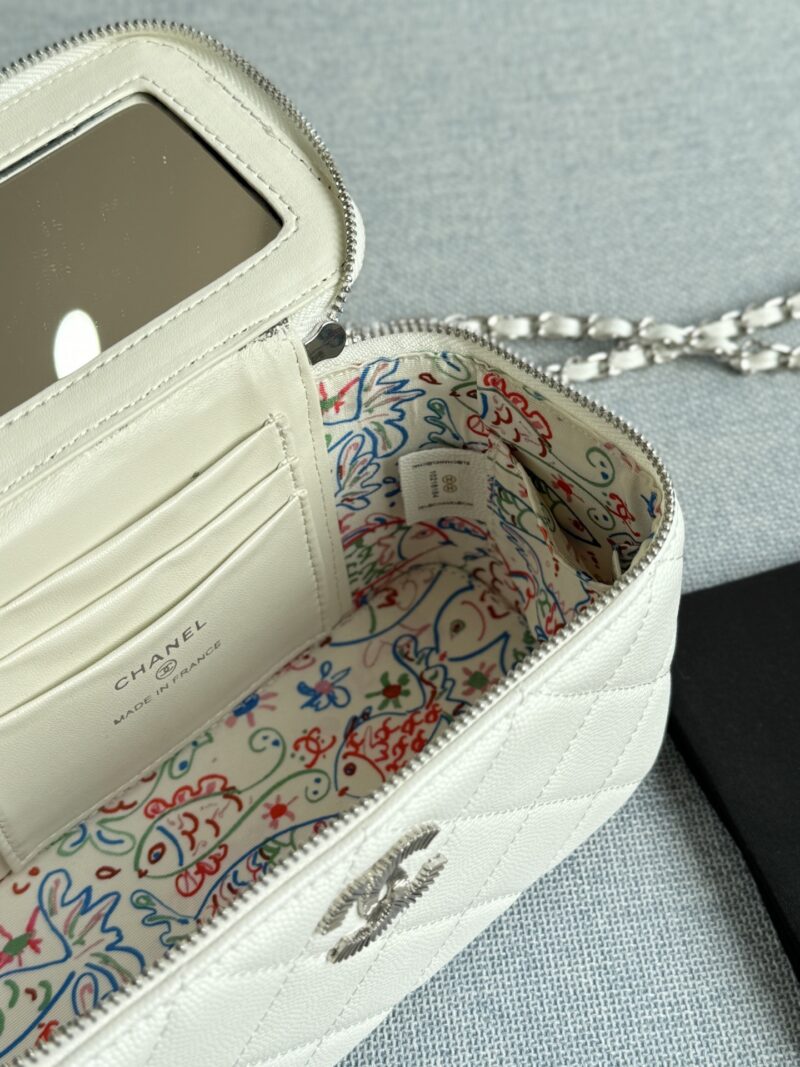 af675e7a09.jpg 200 complete gift boxes
size:18×10
CHANEL Thread Logo Makeup Box Makeup Bag Chain Bag Shoulder Cross Shoulder Handbag
Black Silver's wife is really beautiful!!!
The silver threaded double C logo is exquisite with a touch of coolness
Detachable cha...