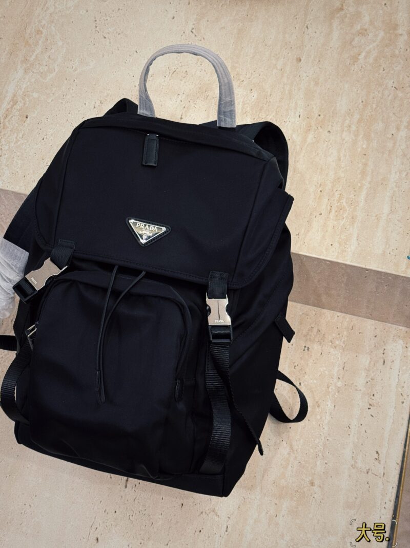 af69ec9bc1.jpg 245275 without box
Size: 27 * 45cm (large)
26 * 37cm (small)
Brother, get the same style now!
Practical and handsome, while strolling around with a strong presence
Prad backpack/tactical bag