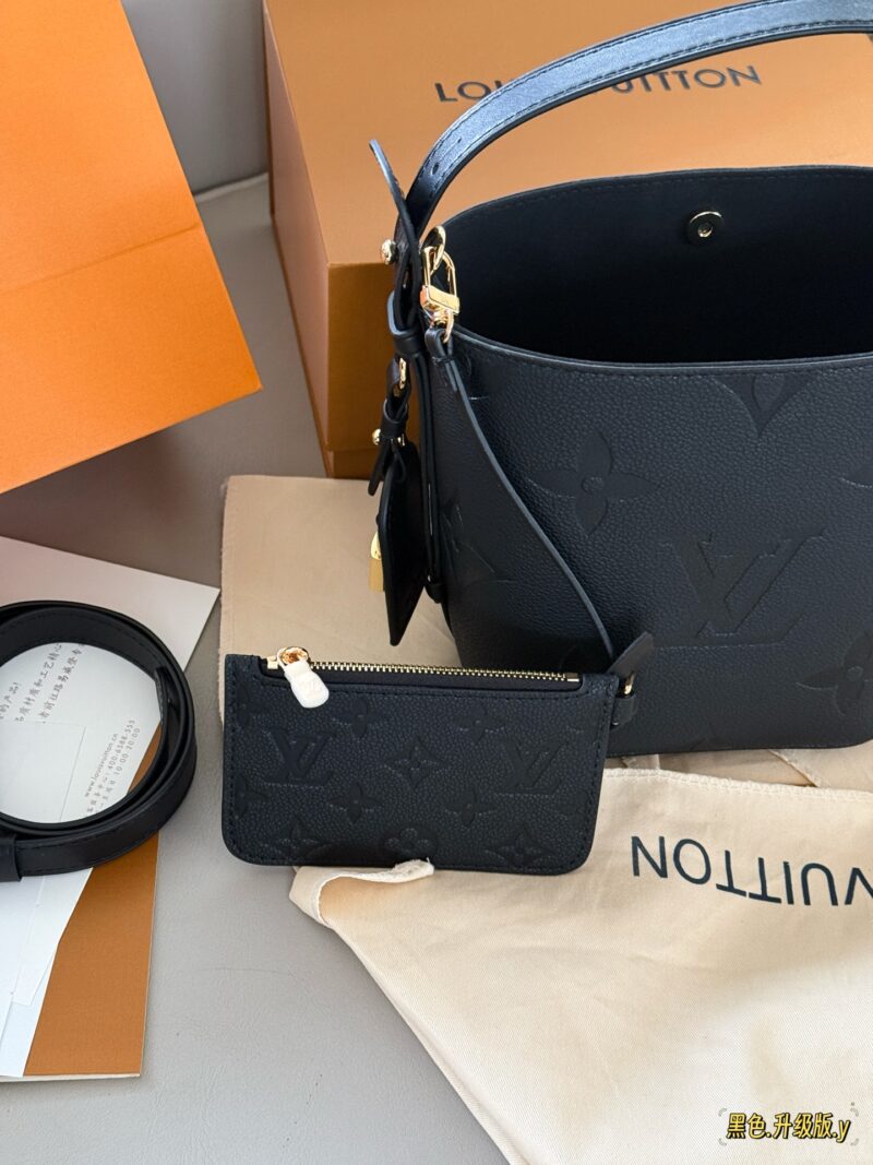 af6cf0dbba.jpg 235 box
size:18*16cm
ALL IN BB Heavy Attack/
Who wouldn't be confused after reading this!
I didn't expect to like it more and more as I watched it
There are two sizes of holes for L home AII IN BB
25ss bucket bag