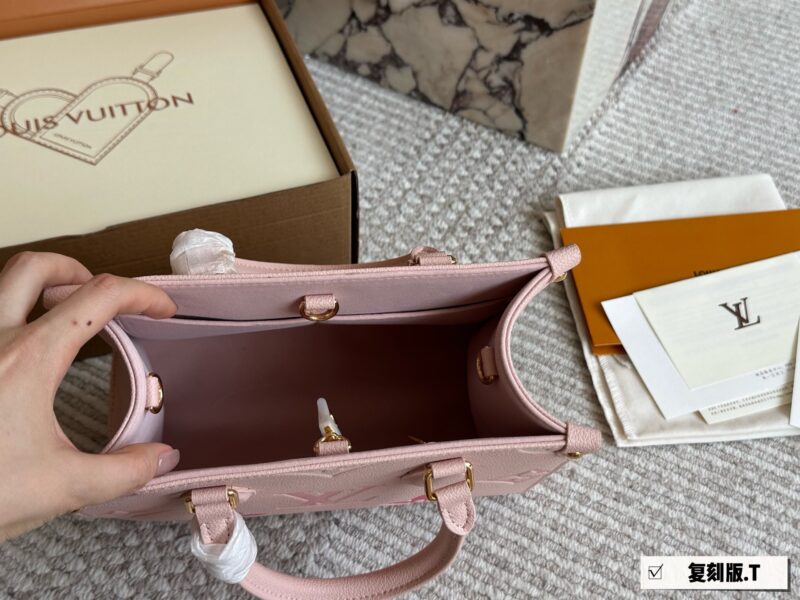 260 fold
Size: 25 * 20cm (small)
Excellent quality, understand the goods ??
The entire bag is made of cowhide quality
It's really too advanced!
Ice cream color/This color is so stunning!
Search Lv on the go shopping bag