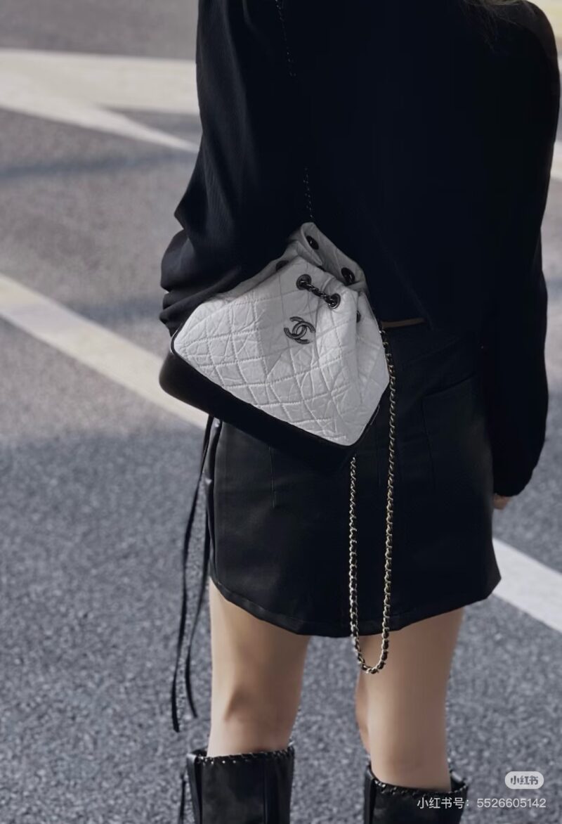af74a3286c.jpg Chanel's shoulder wandering is really popular!
Black and white color blocking is still difficult to buy
White exudes a gentle temperament, perfect for sweet salt sisters who are versatile in autumn and winter! To be honest, it's better to match than ...