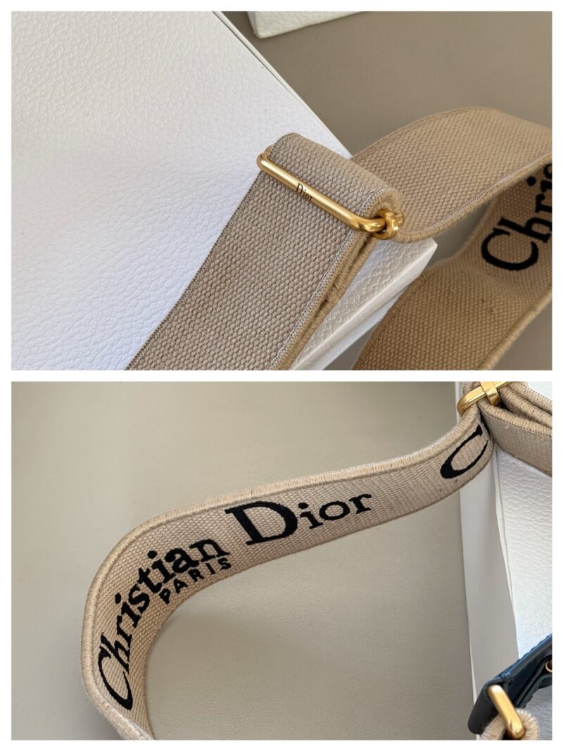 af87e671d3.jpg 340 box
size:24*14cm
Top up super cool DIOR Streetchic handbag
The large metal plaque design has a cool punk vibe from ancient times!
The wide shoulder straps are adjustable on both sides, allowing it to achieve multiple back styles