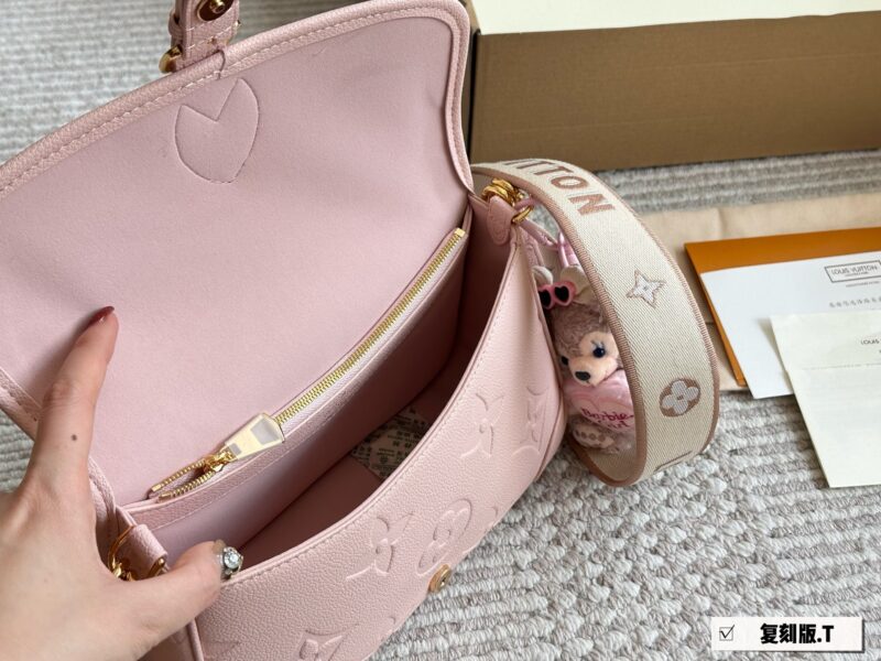 af90aee423.jpg 265 box
size:25*17cm
L Family Diane French Stick Handbag
The magic wand bag is really beautiful!
The leather and color are both good,
Configure two shoulder straps ?? Sweet and salty!
Search for Lv Law Stick