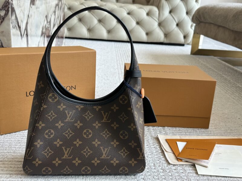 260 gift chains in boxes
LV | April Women's New The Drop Underarm Bag
This new bag feels like time has gone back when worn
It has a strong retro feel, after all, it is a replica of the 2018 model, super durable, and the more you look at it, the bette...