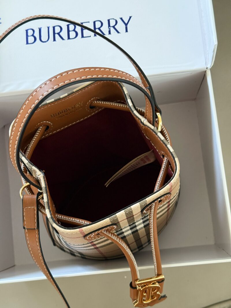 afbb768a72.jpg 225 boxes
size:16*18cm
Bur | Knocking Cute Bucket Bag~
Multi color matching, portable crossbody can be freely matched~