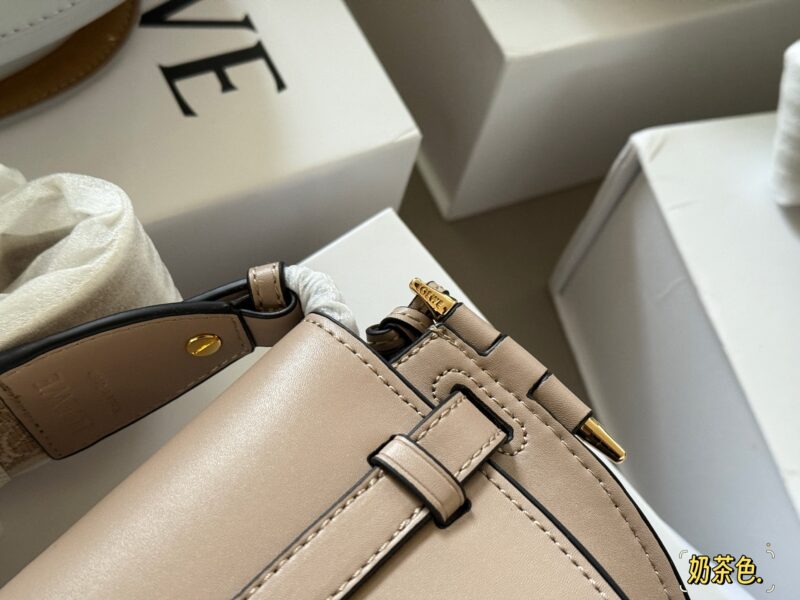 afeb502655.jpg 275 boxes
Size: 20 * 15cm (small)
Loewe/Loewe
The new shoulder strap is very beautiful!
Gate Bag Saddle Bag Crossbody Bag,
I feel like gate is Loewe's gift!
? Cowhide leather!