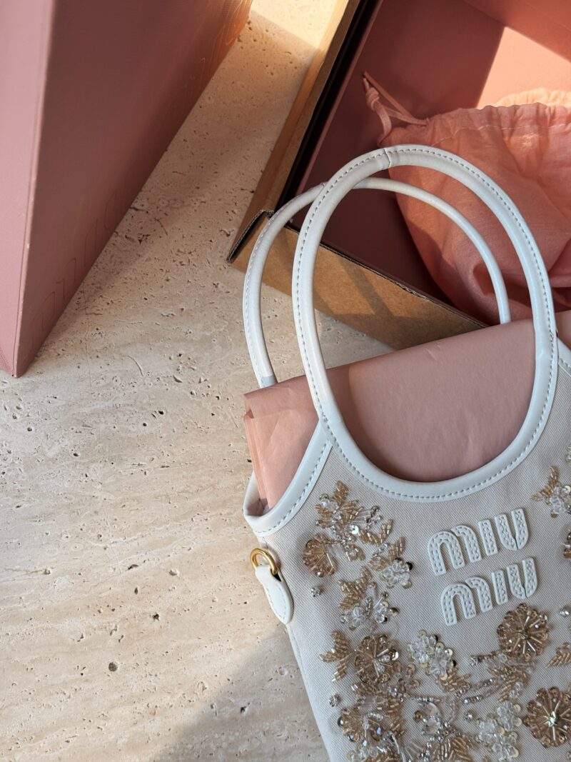 410 with complete packaging
Size: 19 * 32 (including wrist)
Cute Miumiu Ivy
Miu Miu | Ultimate craftsmanship | Who doesn't love BlingBling? Bling is simply amazing
Wealthy and charming eyes