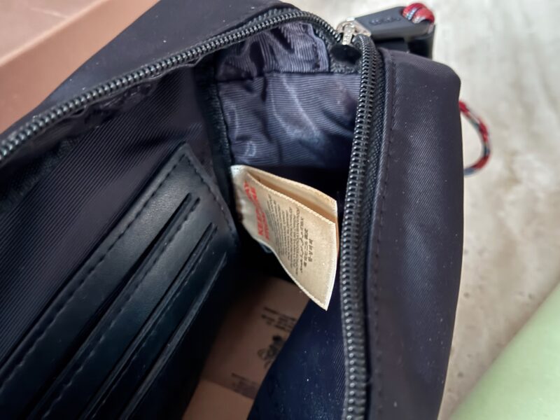 b00c9e1f1f.jpg 180 fold gift box
Size: 21 * 16cm
Bur Black Camera Bag
The handbag has a card slot inside!
Traveling and staying at home is very convenient!
This is a product that can be used by children, boyfriends, girlfriends, uncles, and aunties!