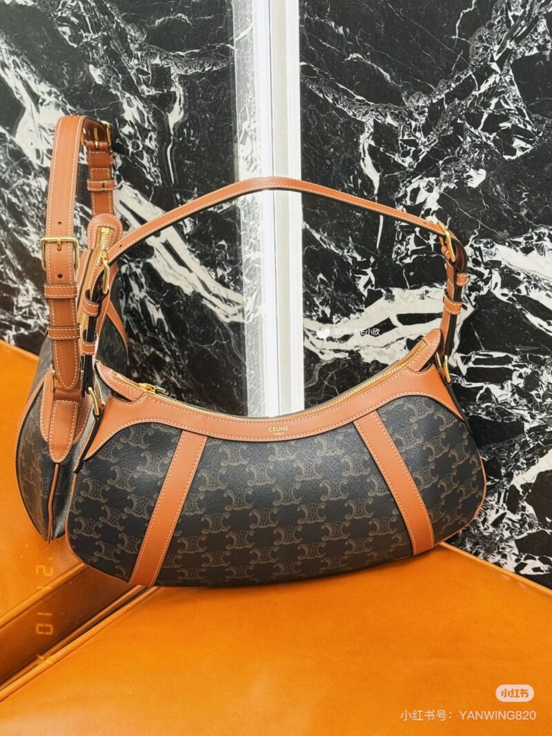 b01e70b393.jpg Celine launches new floral shoulder bag
Full of retro style autumn and winter coats, really beautiful