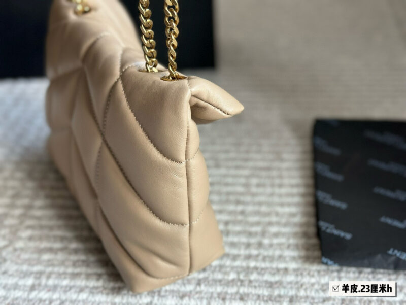b0345b8785.jpg 300, 190 with box sheepskin
Size: 29 * 22cm (large)
23 * 16cm (small)
YSL Cloud Bag
LOULOU PUFFER
Quilted lamb leather bag
Like embracing clouds ?? General feeling