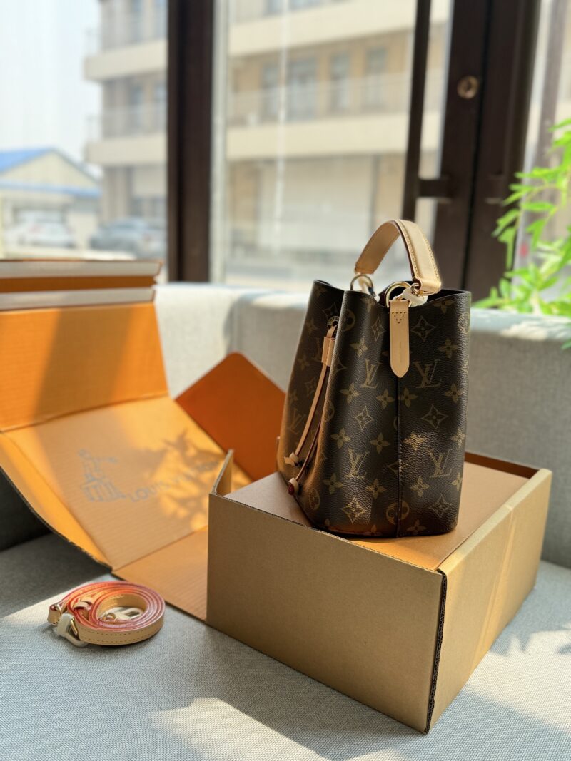 b037a95a31.jpg 325 original single aircraft box
Original quality with pure leather steel hardware 163 jump code chip
size:20×21
LV N é ONO é BB Bucket Bag Handheld Cross Shoulder Bag
Champagne bucket
NEONOE drawstring bucket bag, single shoulder women's bag, L...