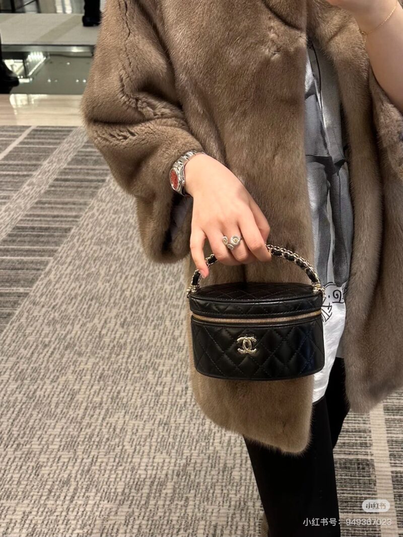 b07e680576.jpg Chanel's new small box bag
