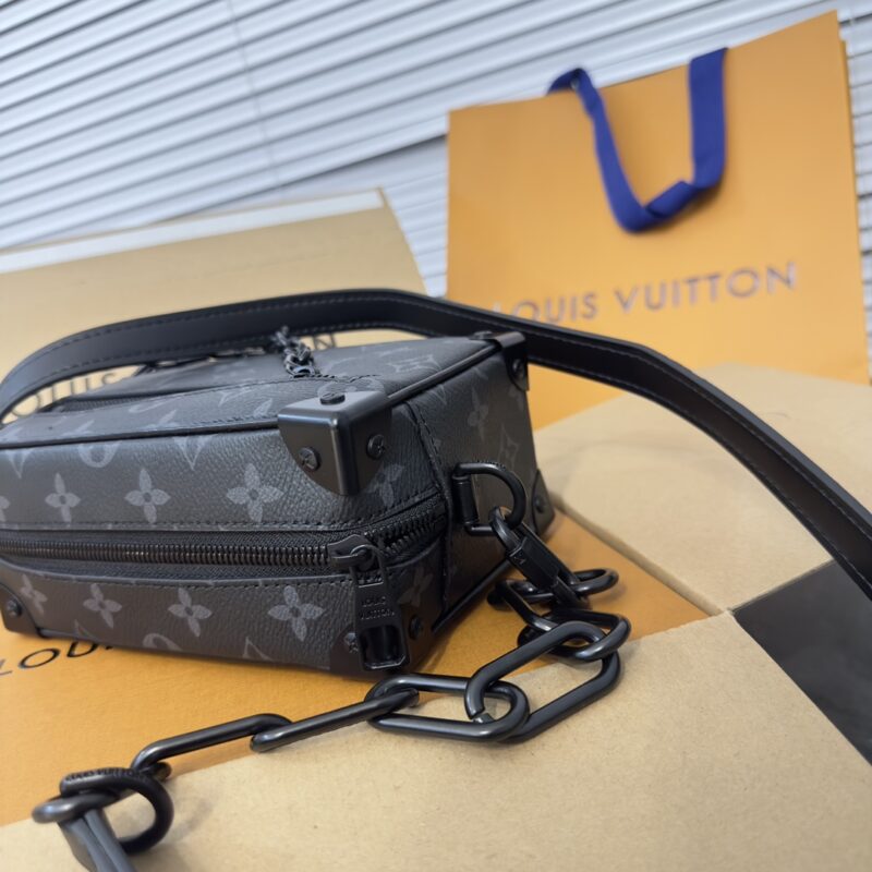 b081ea60e2.jpg Copy of original order ? MINISOTTRUNK black floral handbag features the iconic Monogram print paired with contrasting resin chain straps, creating a delicate and charming design. This charming handbag has sharp edges and elegant connotations, sho...