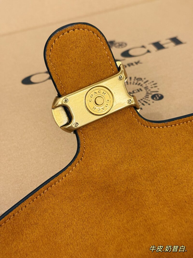 b0e541b058.jpg 235 with box
size:25*15cm
Versatile artifact - tabby
C's Wine God Tabby
Milk white is super beautiful!
Engraving of Coach on Hardware
Full of small details
Equipped with leather straps for both shoulders!