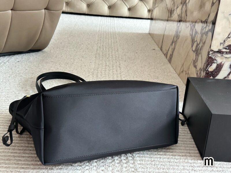 b0eaa0cb52.jpg 230 box
size:32*28cmcm
Prada Classic Shopping Bag!
Big and convenient enough!
As an entry-level Prada shopping bag handbag, it has always been practical and durable,
Lightweight, comfortable, and practical!