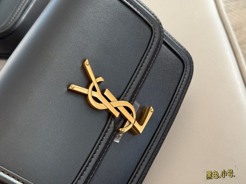 b0f8fbaaa3.jpg 225 230 box upgrade version
Size: 17 * 13cm (small)
23 * 16cm (large)
ysl Solferino
Original factory fine toothpick patterned Box cowhide,
The hand feel and flexibility of the leather surface are both very good!
The newly designed "L" letter is spli...