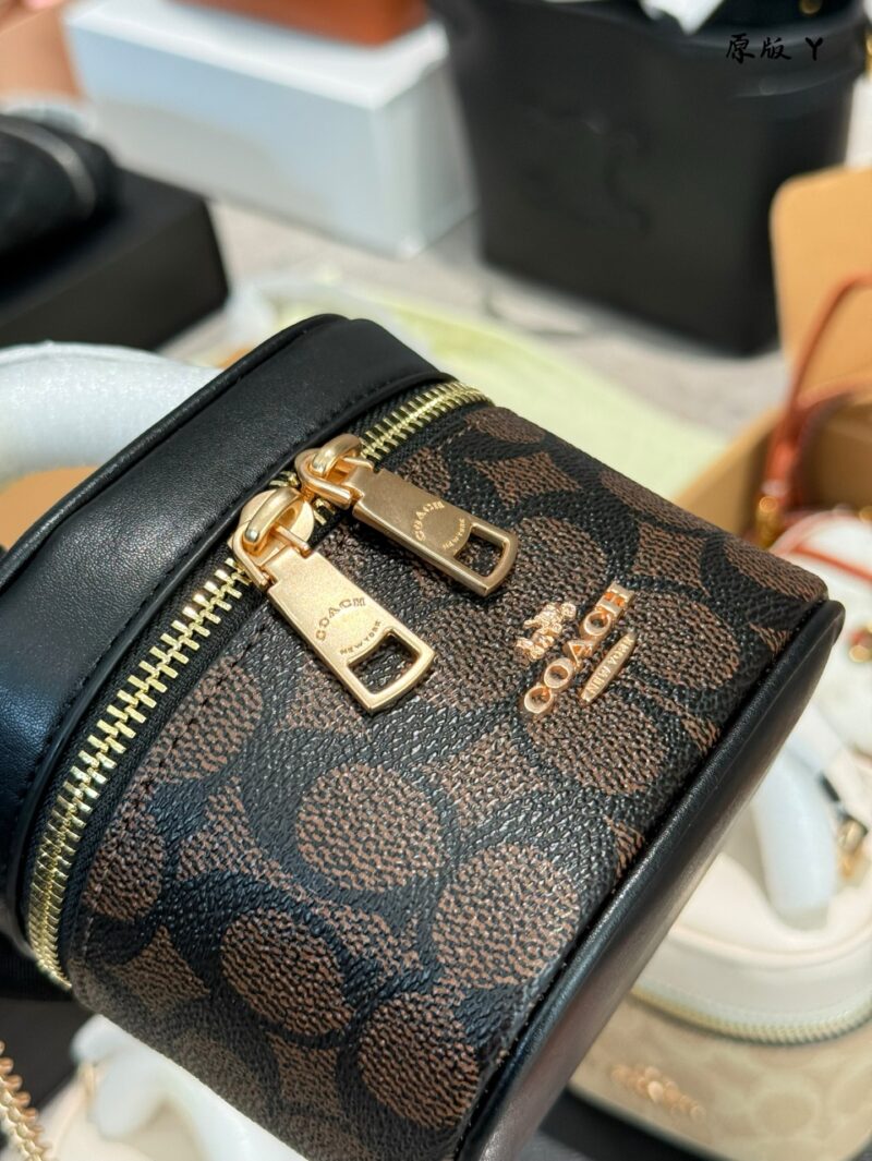 Actual delivery photo p245
Coach Coach's March New Product Ava Mini Waste Bag
#Coach has once again released a cute super small waste bag~Super O box bag, small body, big fashion, carrying attitude, carrying fashion.
Although the capacity is small, t...