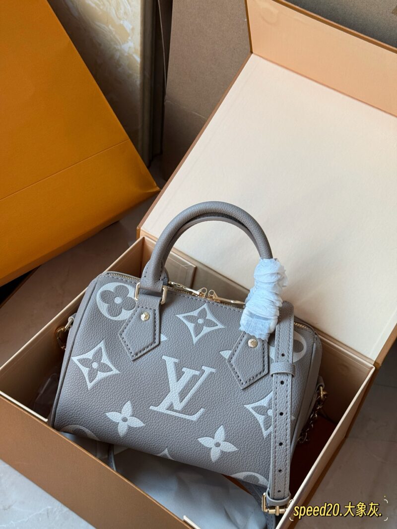 b0ffc99d85.jpg 215 new model (with box)
size: 20*14cm
L Home Speedy 20
Let's feel the joy of Speedy together~
This size is just right!
Carrying a small bag, I really love it, love it~
Search: Lv nano
