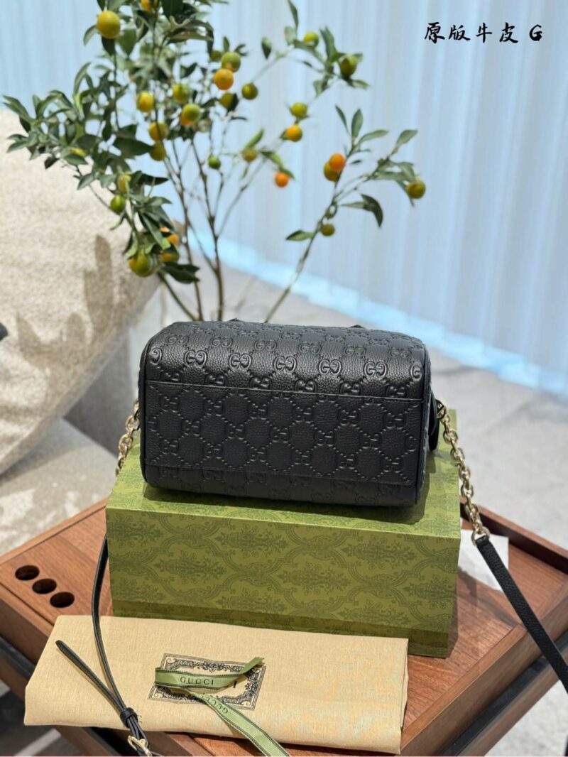Gucci Boston
Shine brilliantly in the new series. The series reinterprets classic patterns with creative design and innovative features, injecting a touch of timeless fashion into daily styling. The super double G pattern is presented with eye-catchi...