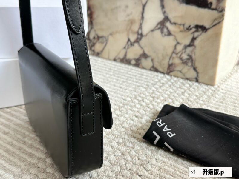 220 boxes
size：20*11cm
Celine super beautiful armpit bag Arc de Triomphe
?? Upgraded version for reshipment
Retro sexy versatile small bag
Don't miss it!!
?? Cowhide leather