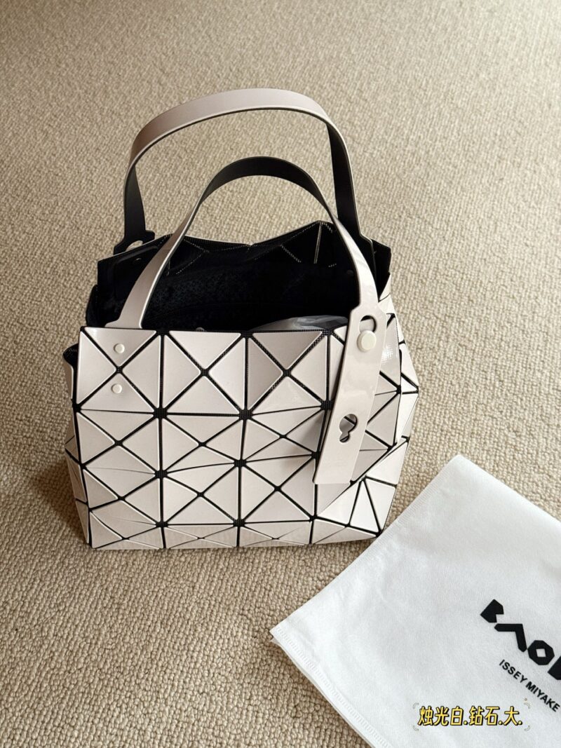b1171de5a5.jpg 195 no box upgrade
issey miyake BAOBAO
Miyake Life Carat Diamond Series
Size 23 * 23cm
Perfect for summer
Light and convenient, small and fresh~
By folding the side sandwich, the bag body shows a plump appearance.