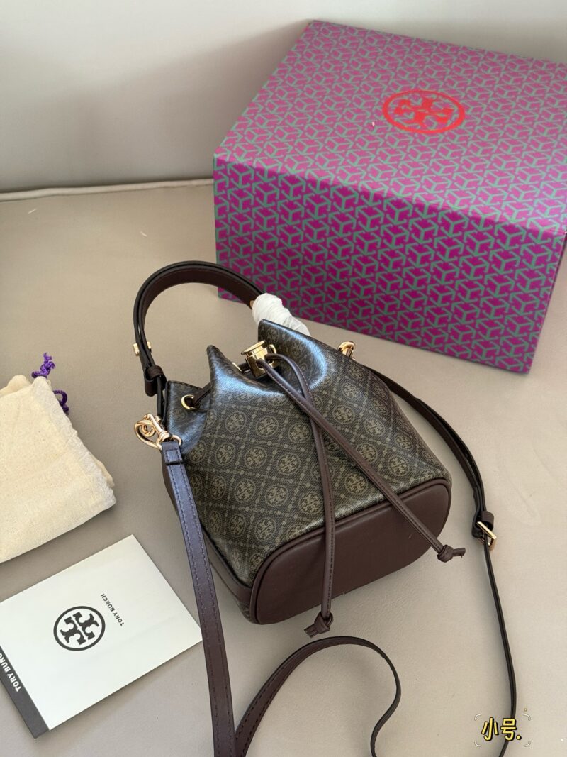 b11bbccd87.jpg 230, 240 with box
Size: 15 * 18.5cm (small size)
21 * 20cm (large size)
TB T monogram new bucket bag
Cocoa Limited Wealth Bucket, I love it, how about you?
It's really super comfortable!
Full marks for temperament!
The new product has added a hidden ...