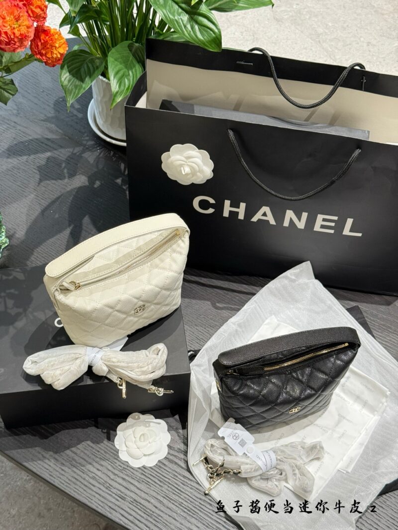 b11f016270.jpg Bento bag p250
Chanel Chanel 25C Carefully Selected
The whole internet knows that 25 has indirectly adjusted the price. Although this cute lunch box bag belongs to small leather goods, the price allows me to climb Chanel again. It is also a popular b...