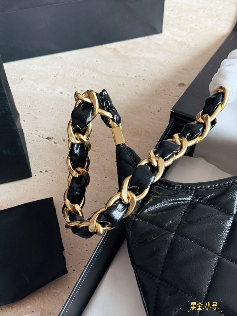b130c87977.jpg Box oil wax skin
Size: 22 * 16cm (small)
26.5 * 17cm (medium)
30 * 23cm (large)
24Ahobo Xiaoxiang's home
Xiangxiang loves new styles recently
Hobo armpit bag exudes a strong atmosphere, who knows!! good-looking!