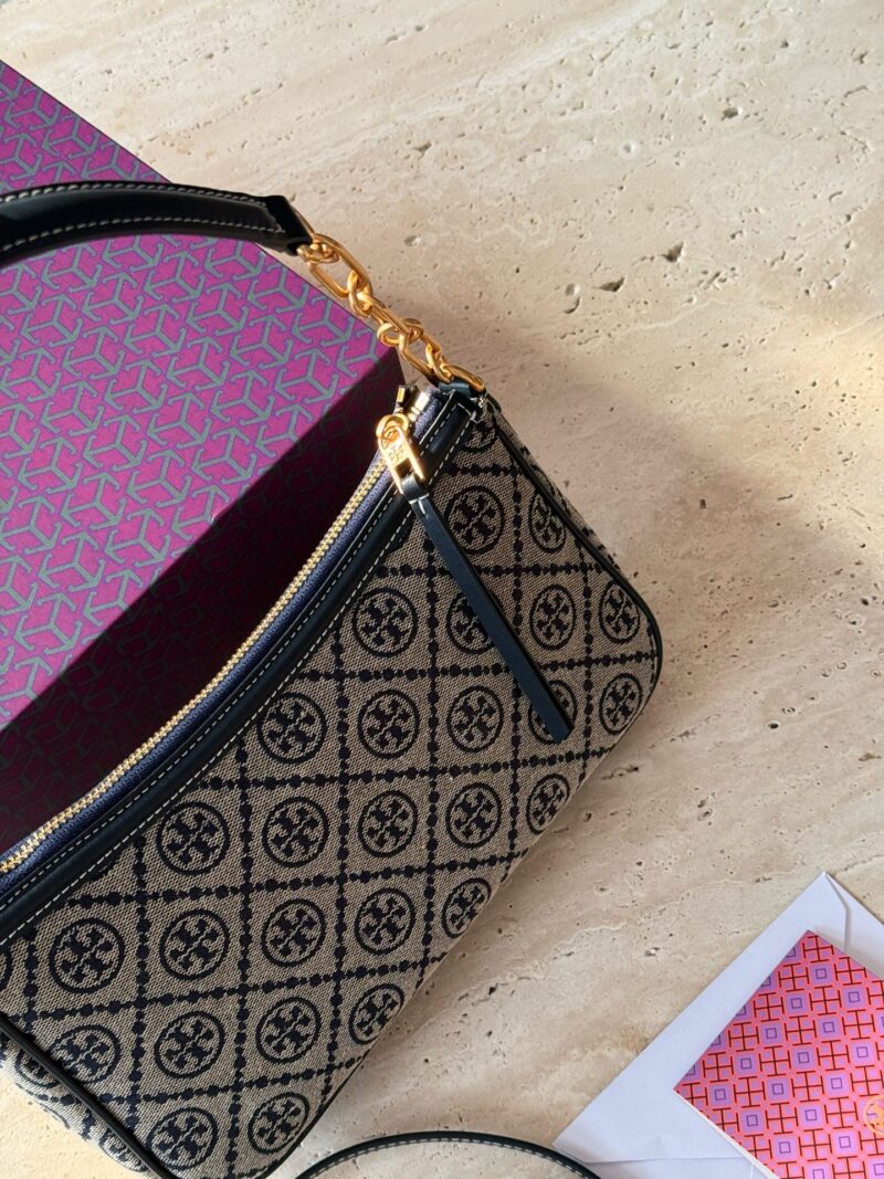 b132a644fa.jpg 225 boxes
size:27*15cm
TB Monogram Underarm Bag
Laohua full printed armpit bag
Handheld single shoulder crossbody bag with elegant temperament
Underarm bag is very lightweight, woven with jacquard fabric, blue is very lively