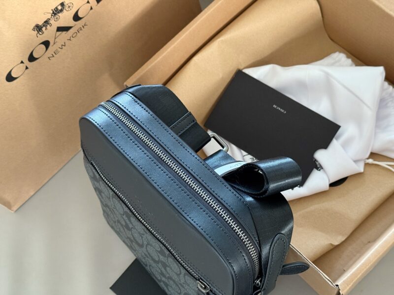 b137b39b66.jpg 250 boxes
size:24*27cm
Coach C Men's Home~Square Bag/Pilot Crossbody Bag/Postman Bag
Are you ready for the 520 gift?
Exquisite three-dimensional, simple yet profound!
Very practical and convenient!