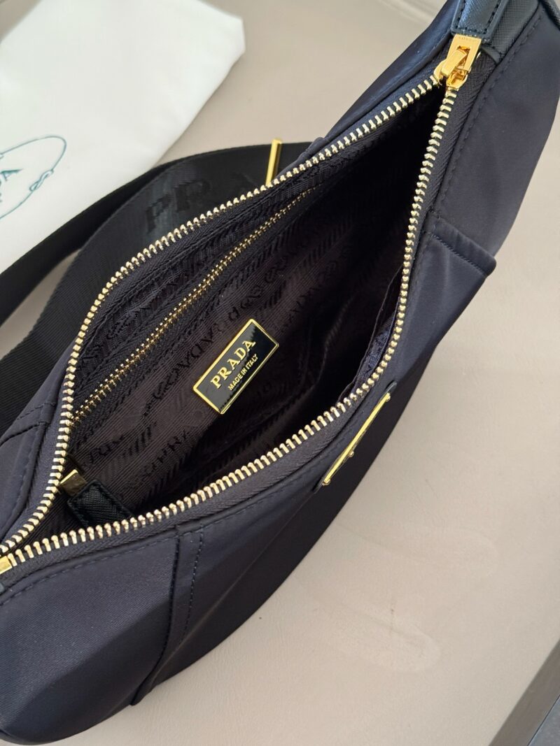 b13c319e91.jpg 235 box
size:30*14cm
Sling bag with small cow horns
I have already warmed it up for you. Now you can take it away directly
Can be slung diagonally or carried on one shoulder
The shape of the new moon is unique and distinctive
It is also Prada's han...