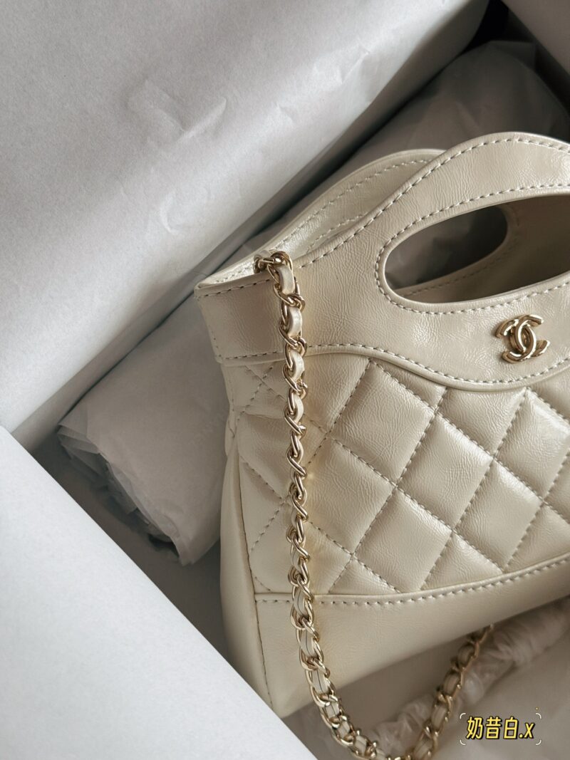 b15456c8de.jpg 200 box upgrade version
size:22*14.5cm
Xiaoxiangjia's 23a is worth buying
Cute and Loving Horizontal Version 31
Chanel has been replicated again
The new 31 bag model has released a mini size
Who can withstand this!
Xiaoxiang's true love fans must j...