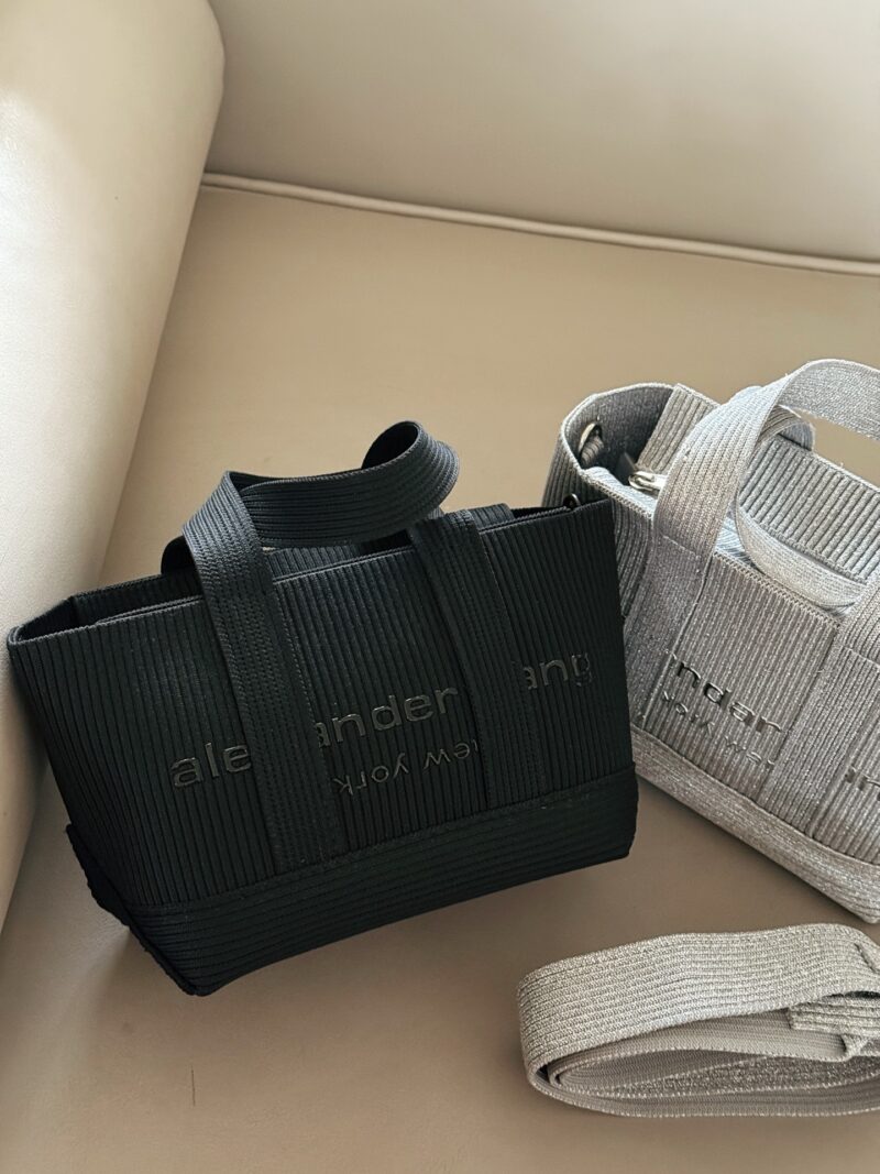 b159b6865b.jpg 190 box
size:18*15cm
Alexander Wang | Who carried the cuteness off the street#
King Ryan Ribbed Mini Tote
Lightweight, comfortable, and easy to carry!