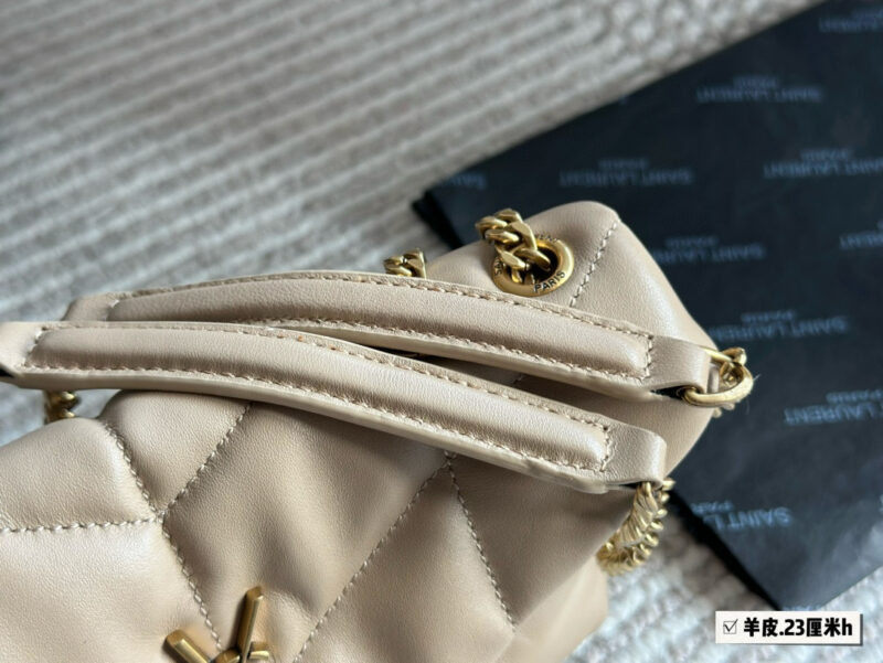 b15d7c1c49.jpg 300, 190 with box sheepskin
Size: 29 * 22cm (large)
23 * 16cm (small)
YSL Cloud Bag
LOULOU PUFFER
Quilted lamb leather bag
Like embracing clouds ?? General feeling