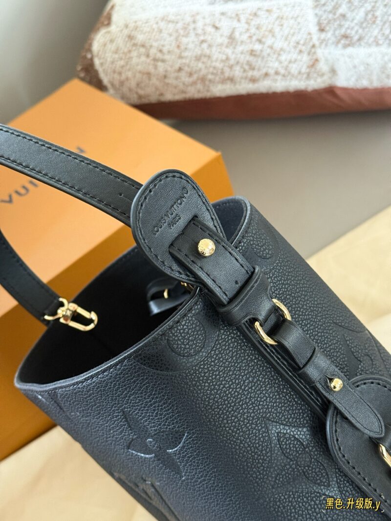 b15f0db34f.jpg 235 box
size:18*16cm
ALL IN BB Heavy Attack/
Who wouldn't be confused after reading this!
I didn't expect to like it more and more as I watched it
There are two sizes of holes for L home AII IN BB
25ss bucket bag