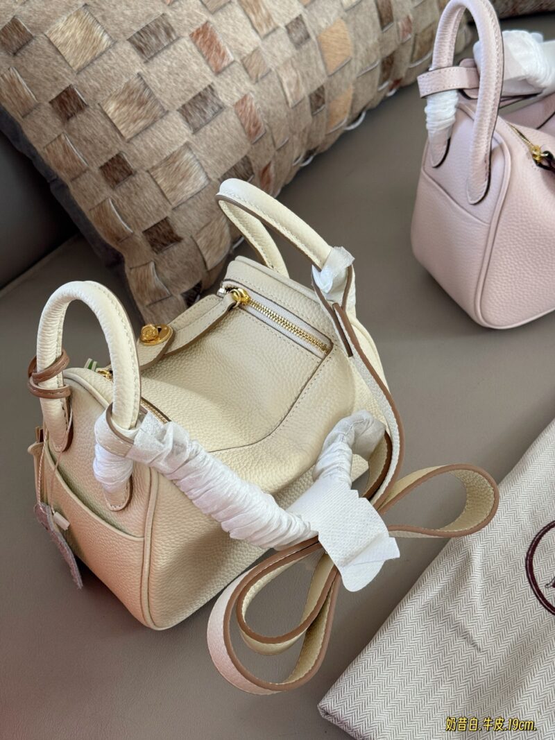 b16b3c1447.jpg 240 sets of complete packaging
size:19*13cm
?? top layer leather!
H Home Mini Lindy
? Crossarm ? Hand carried!
A perfectly cute little one!
Sunshine yellow is simply perfect for spring and summer
Just hold it and you'll have a good mood!