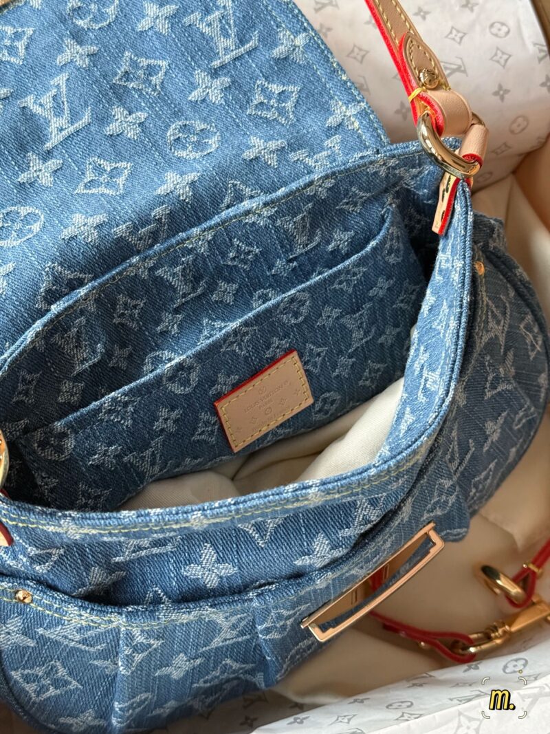 b171a9e3bb.jpg 300 boxes (replica version)
size:26*18cm
L's denim sunset is perfect for summer
I really like the tannin series
The Sunset capacity is sufficient,
Soft and not afraid of pressure,
Color resistant and stylish!