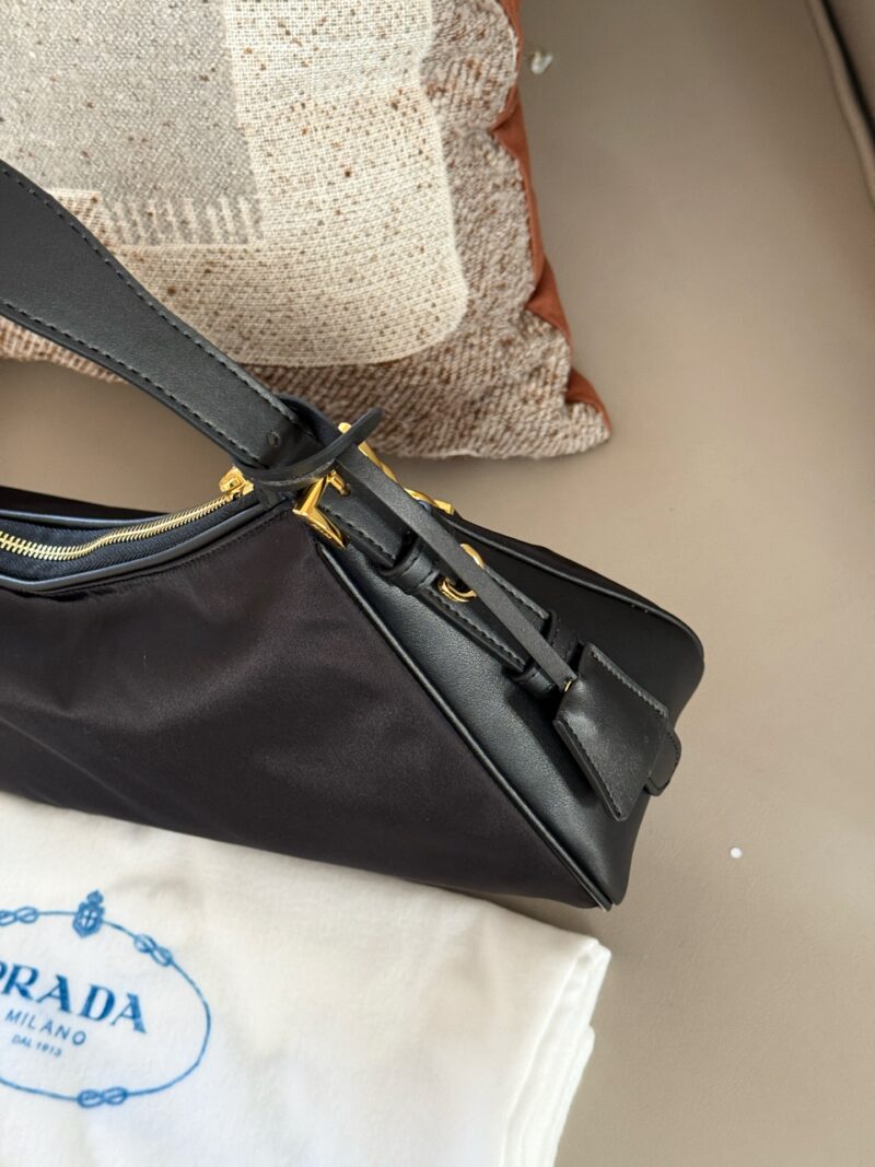 b175043645.jpg 290 boxes
size:40*20cm
??? Recommended PRADA aimee
Prada has released a new model again
This underarm nylon cowhide handbag is also quite good!
The designer's inspiration is starting to shine again!
Lightweight nylon material paired with calf...