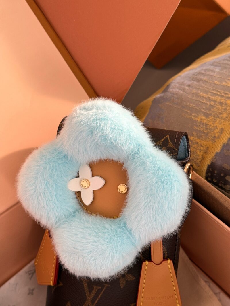 b19ca35871.jpg 210 box
size:10*18cm
L's limited edition Vivienne phone case is here
Who can refuse the plush Vivienne
Accurately capture your girlish heart
Xiaohuahua has a super good hand feel,
The physical object is super beautiful,
Who hasn't owned it yet? The...
