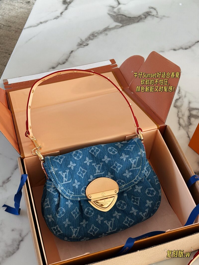 b1bb8920c5.jpg 310 box (replica version)
size:26*18cm
L's denim sunset is perfect for spring and summer
I really like the tannin series
The Sunset capacity is sufficient,
Soft and not afraid of pressure,
Color resistant and stylish!