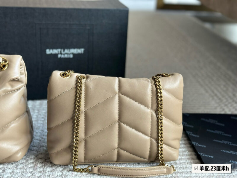 b1be91867c.jpg 300, 190 with box sheepskin
Size: 29 * 22cm (large)
23 * 16cm (small)
YSL Cloud Bag
LOULOU PUFFER
Quilted lamb leather bag
Like embracing clouds ?? General feeling