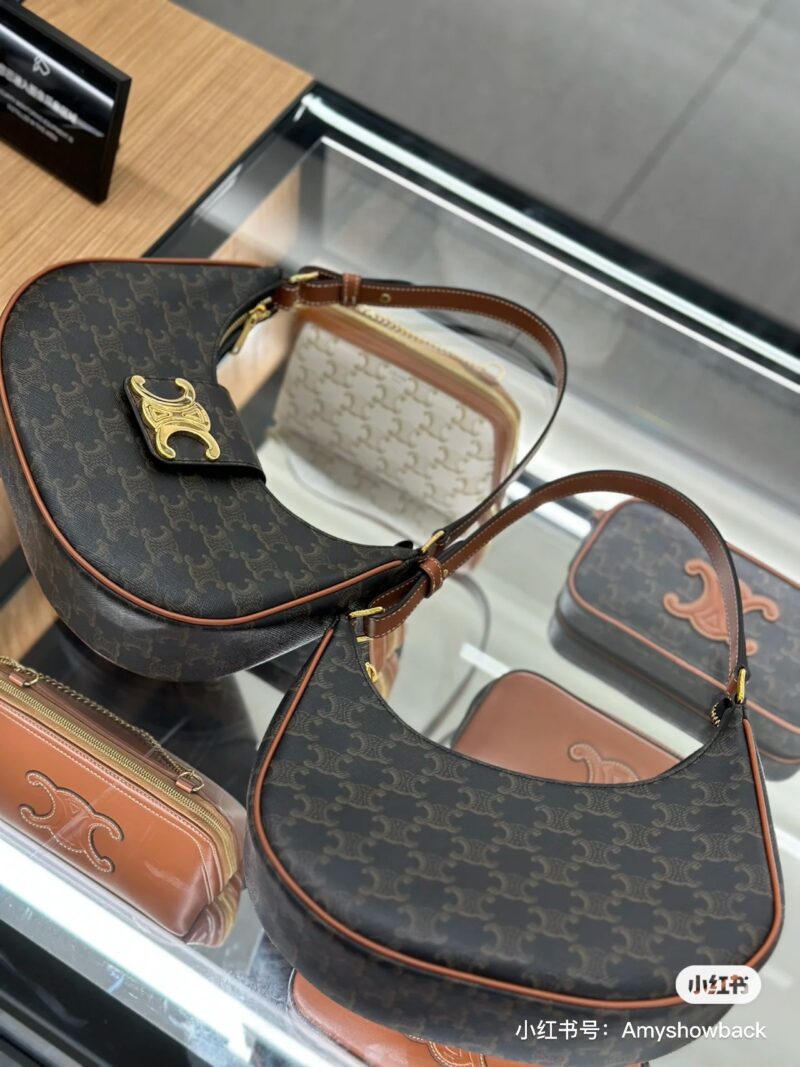 b1d0dc6058.jpg Celine's Ava Underarm Bag, a vintage flower, has released a new big logo. It's on the market, just a stroll in the store
I had no idea about this new product being launched
But compared to the old Ava, the new Ava
Feeling exaggerated, I instantly wan...