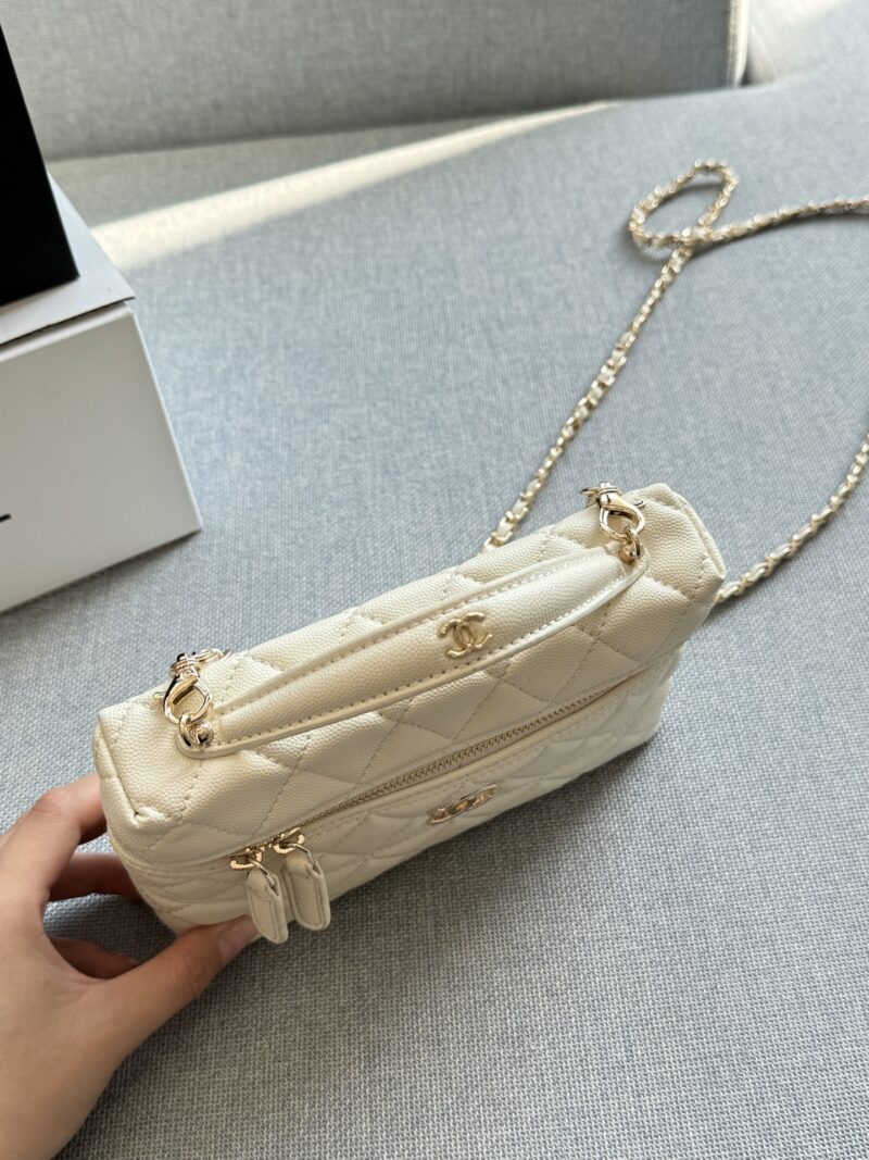 b1f4855829.jpg 210 Complete Gift Box Set
size:19×12
CHANEL 25C Handheld Logo Caviar Lunch Box Bag Makeup Box Makeup Box Bag Chain Bag Shoulder Cross Shoulder Handbag
Fragrant lunch box hobo
Also known as a wandering bag
The bag is lightweight and has capacity
Ex...