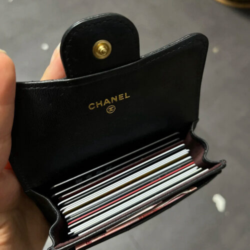 Can hold more than ten cards and a few cash cards
A particularly practical one!