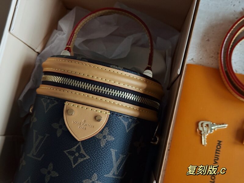 285 sets of complete packaging reprints
size：12.5*15cm
L family cans bucket bag
The newly released small account of the Wealth Bucket
So cute! Nano Money Bucket
The more you use it, the more fragrant it becomes!!!