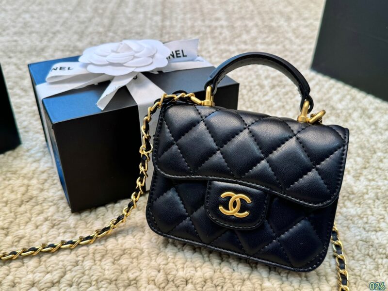 Counter Silk Scarf Gift Box
Chanel Mini Bag Chain Bag
Very suitable for this season, Chanel
The retro atmosphere instantly fills up
Size: 12 9