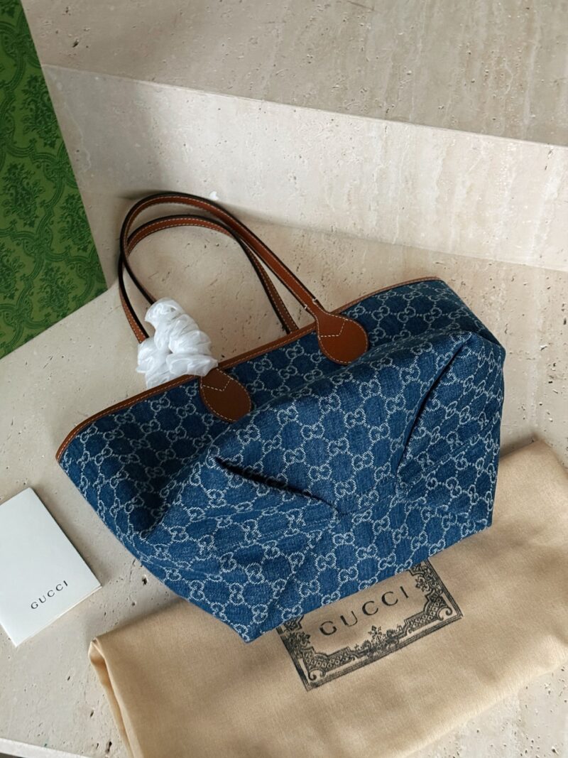 b21bb16f15.jpg 220 no box with paper bag
Size: 20 (base width) * 35 (top width) * height 21cm
GG new double-sided shopping bag
It can be used both on the front and back with Tote!
Sisters like me who want many styles! Too practical! Small tote like giant outfit