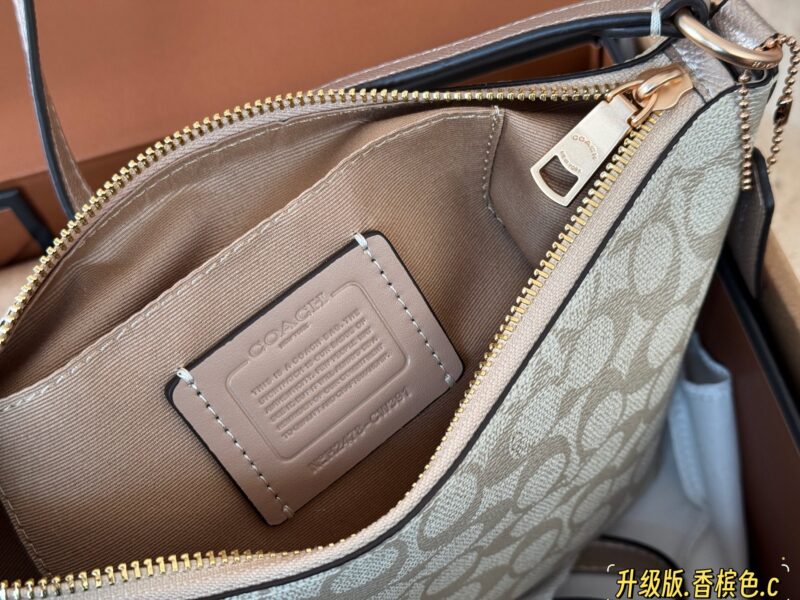 b223721716.jpg 225 boxes
size:20*17cm
C Home | Zip Bag Dumpling Bun/Underarm Bun
Easy commuting to work
Zipper design with metallic texture and brand new logo
Can accommodate all daily needs
Hobo armpit