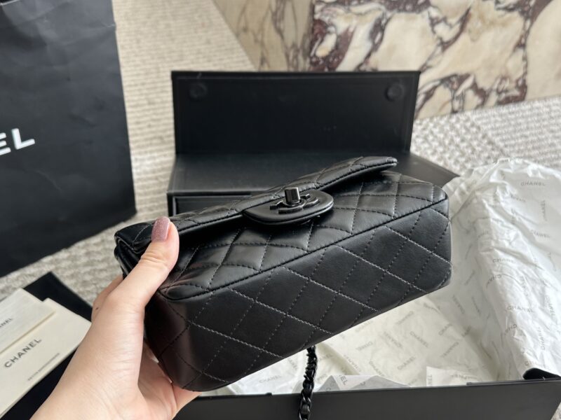b2390e0b65.jpg 230 box
size :20*12cm
Xiaoxiangjia Chanel 23k Leather Chain Handle CF Upgrades Classic~
Can be carried by hand! The bag is very practical!
Sheepskin with light gold buckle, elegant and princess like!
